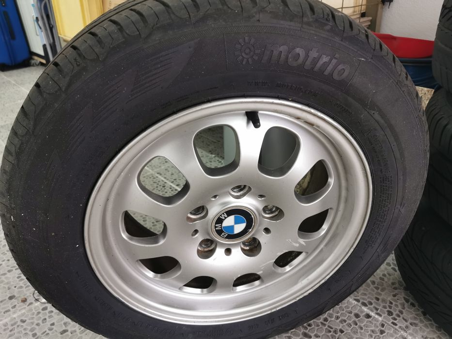 Pneus e jantes originais de um BMW e 46  como novos