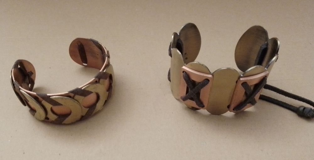 Par de pulseiras de metal