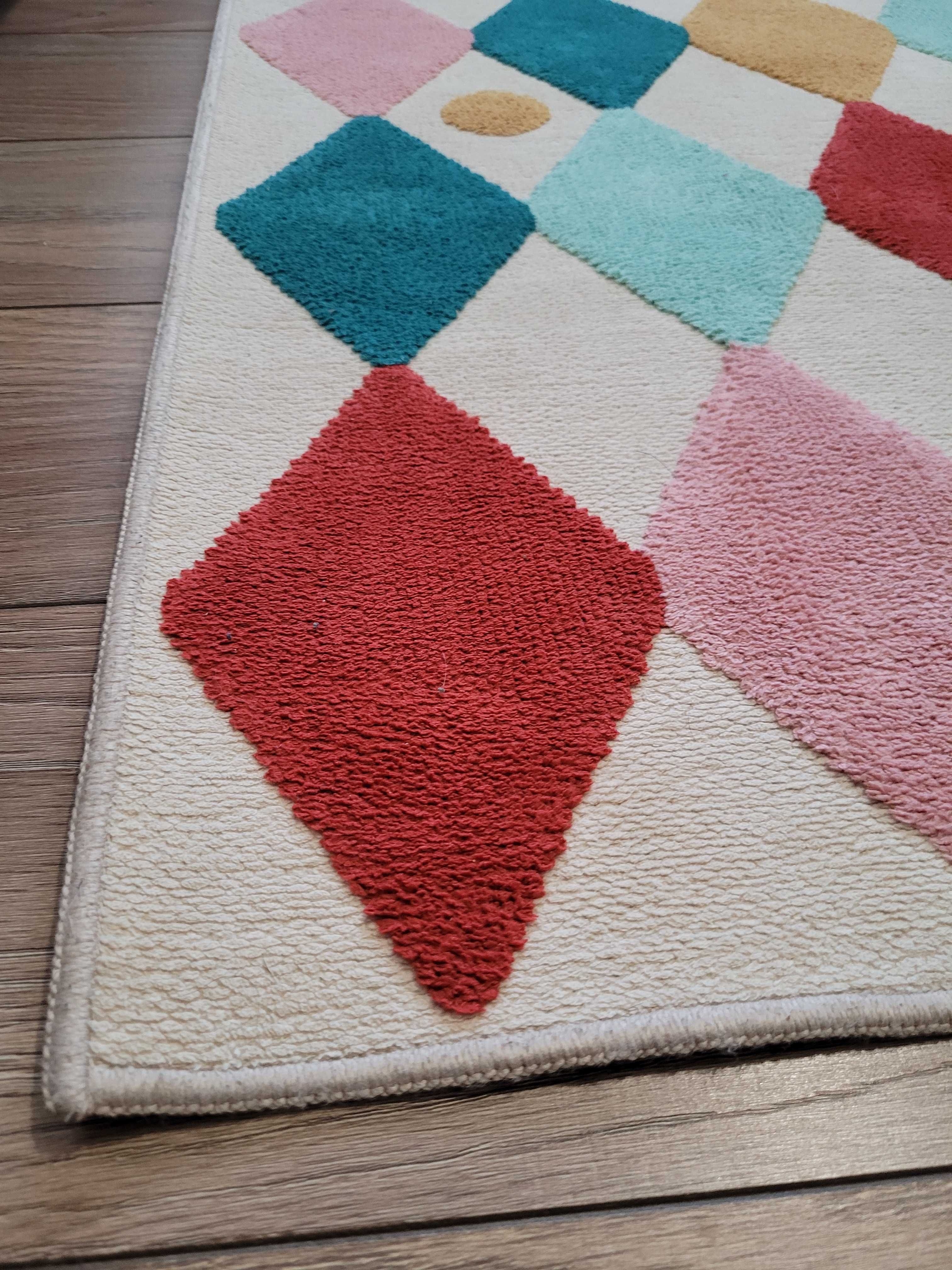 Kolorowy dywan dla dziecka