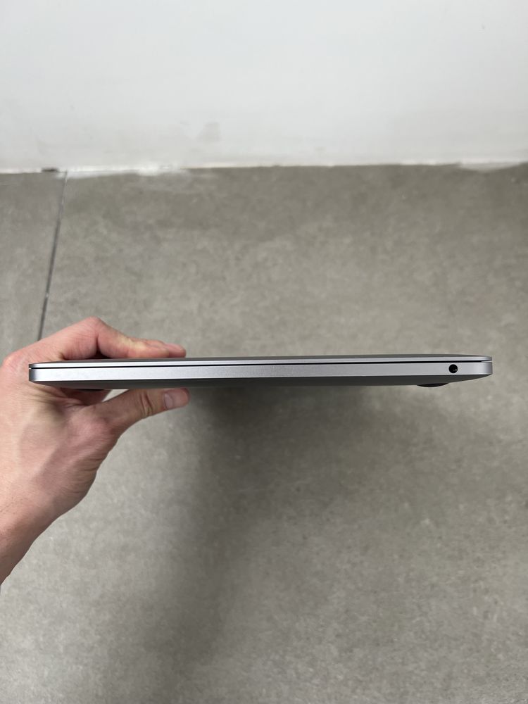 940$ MacBook Pro 13" 2020 M1 / 16 GB / 256gb SSD