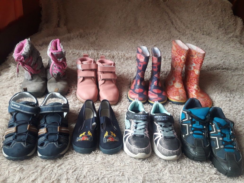 Взуття на хлопчика і дівчинку (кросівки, босоніжки, гумачки, черевички
