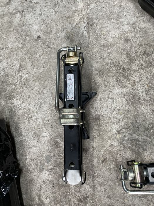 Домкрати у хорошому стані два нових по гривень а по 450 за іншого 300