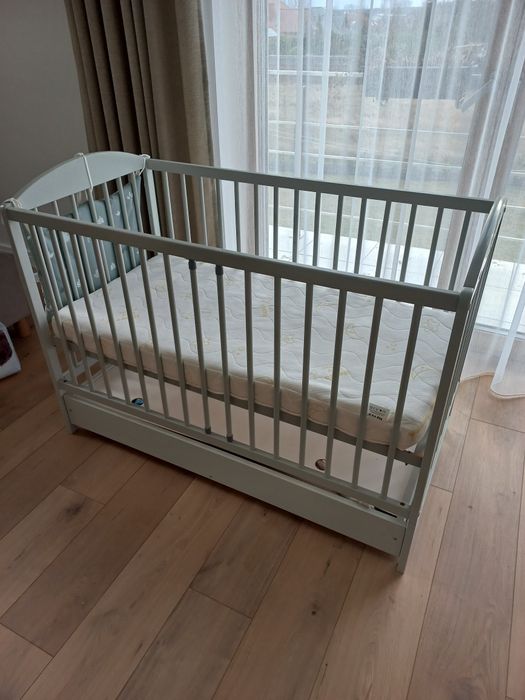 Łóżeczko drewniane z materacem