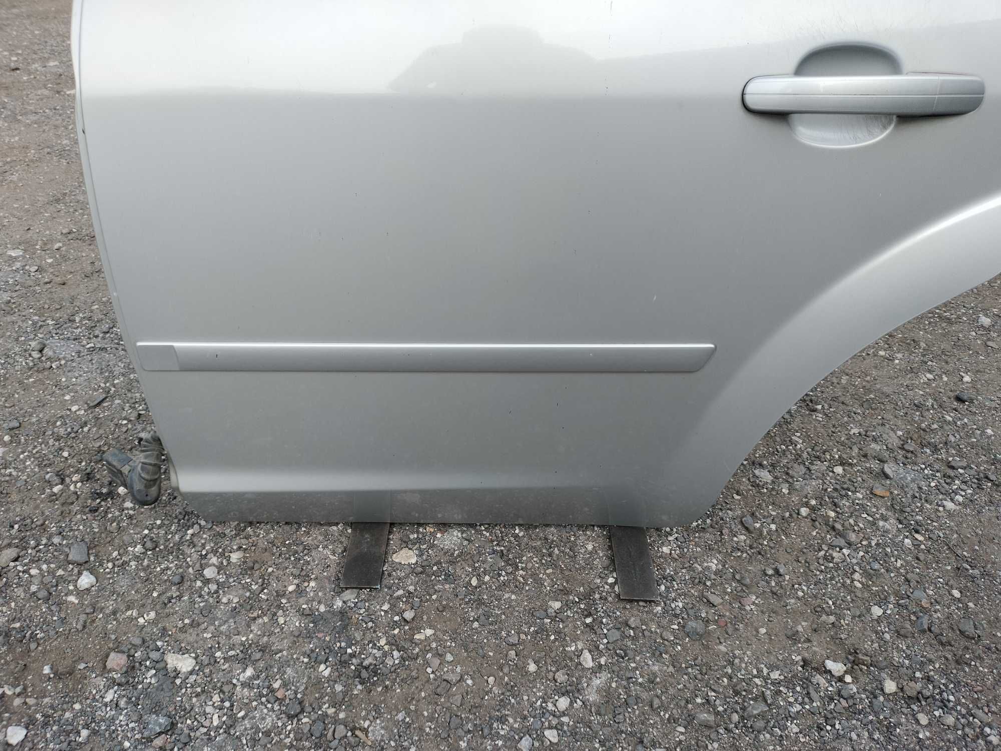Drzwi lewy tył lewe tylne Ford Focus MK2 kombi srebrne 03 O3