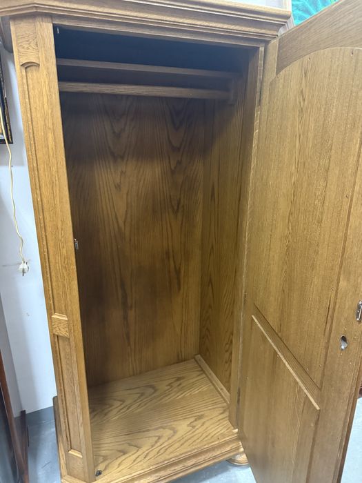 Szafa z rzezbionym frontem