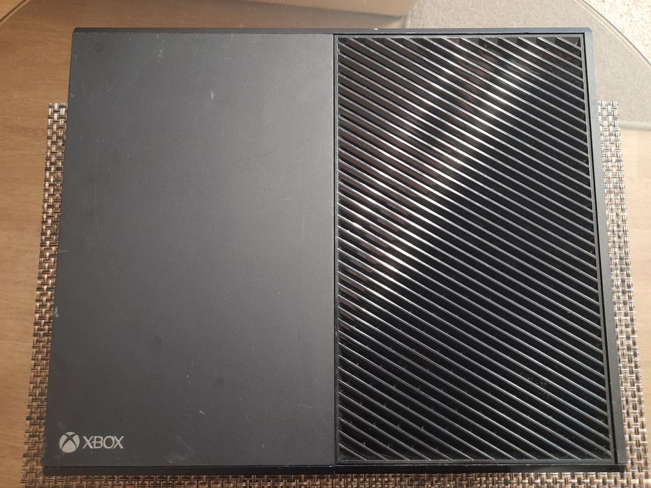 Xbox one 500gb + геймпад + игры