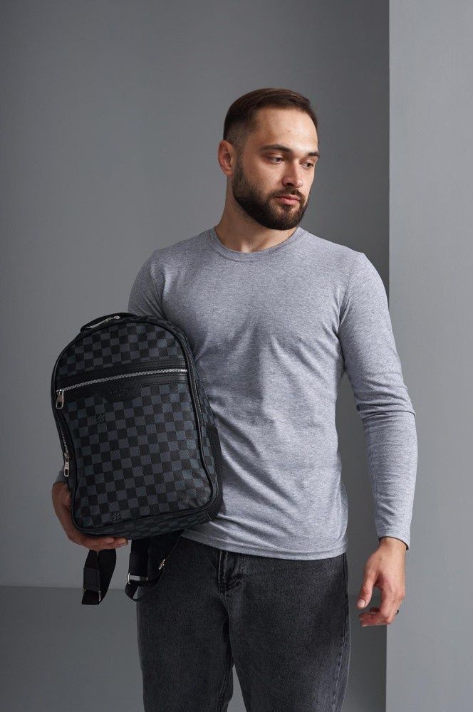 Рюкзак Louis Vuitton чорна з сірим клітка

- Лаконічний дизайн.
- Мате