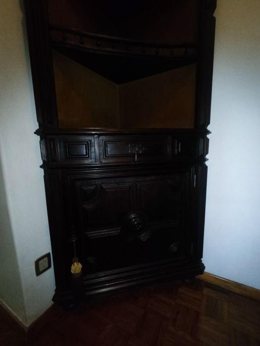 Móvel antigo de canto