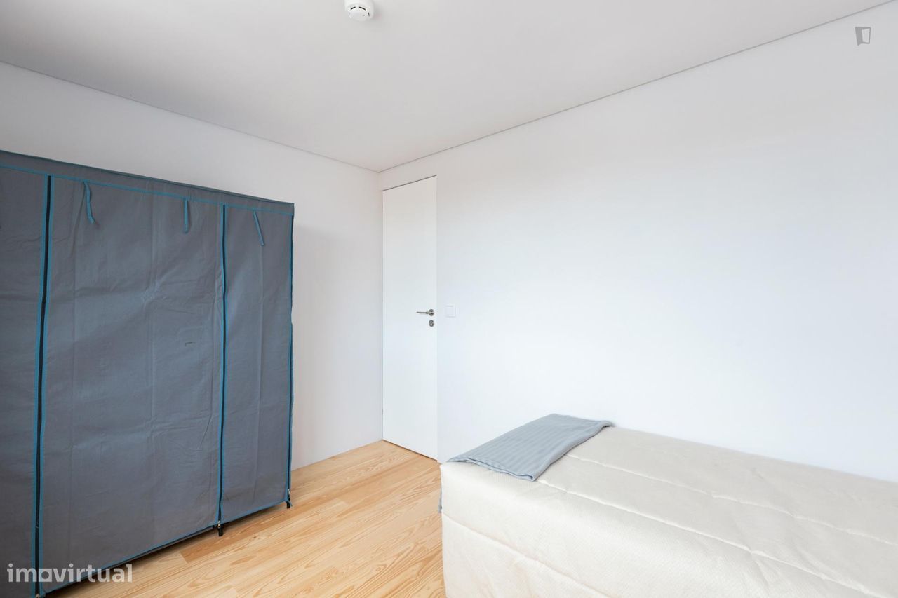 247657 - Quarto com cama de solteiro em casa...