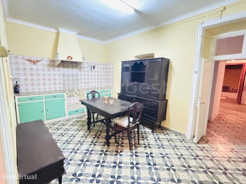 Moradia de 2 pisos para recuperar, localizada em Ferreira do Alentejo