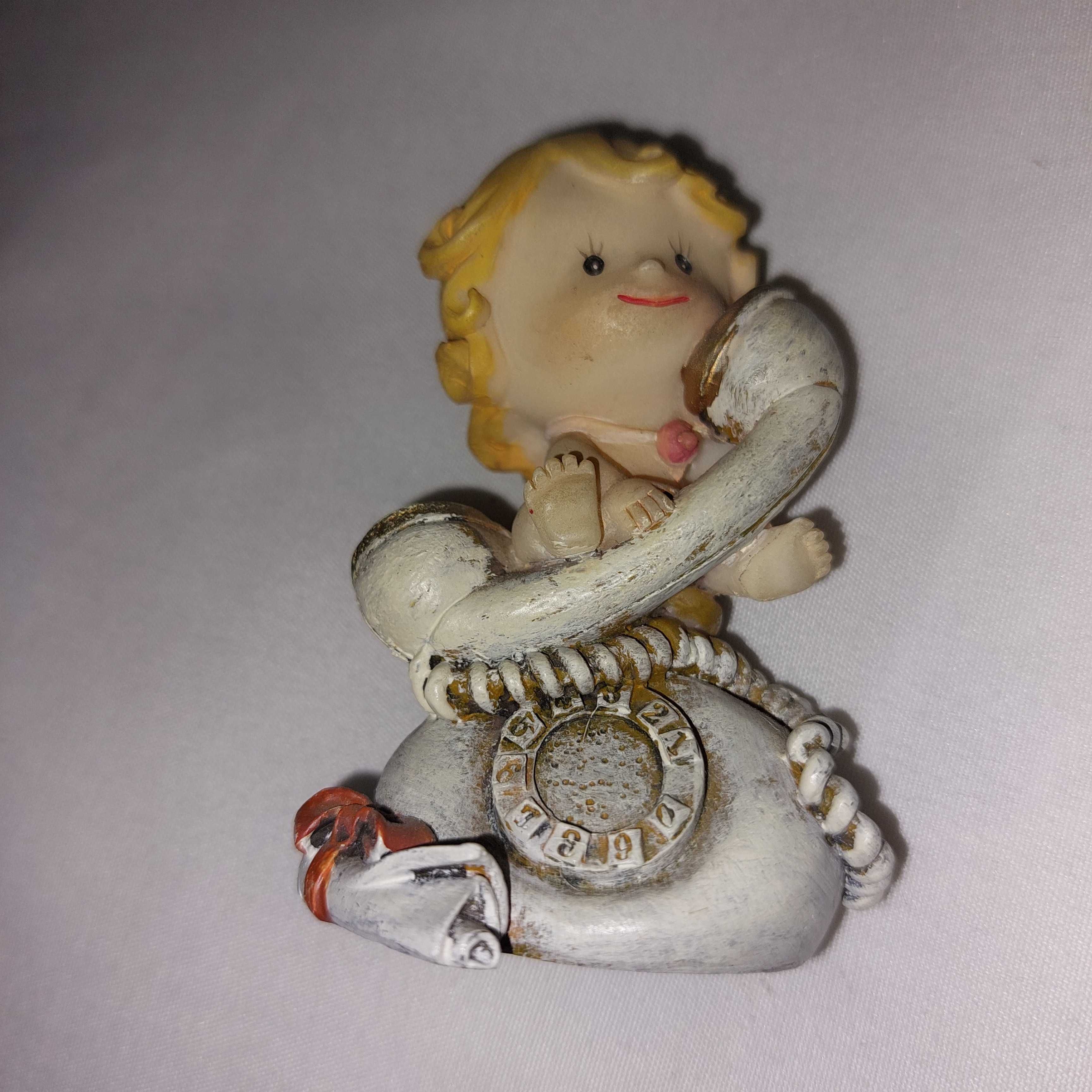 Figurka dziewczynka z telefonem - wys. 7 cm