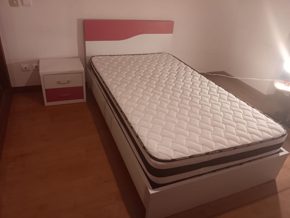 Cama de solteiro +colchão e mesa de cabeceira