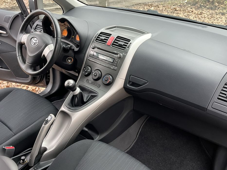 Тойота Auris 1.6 бензин