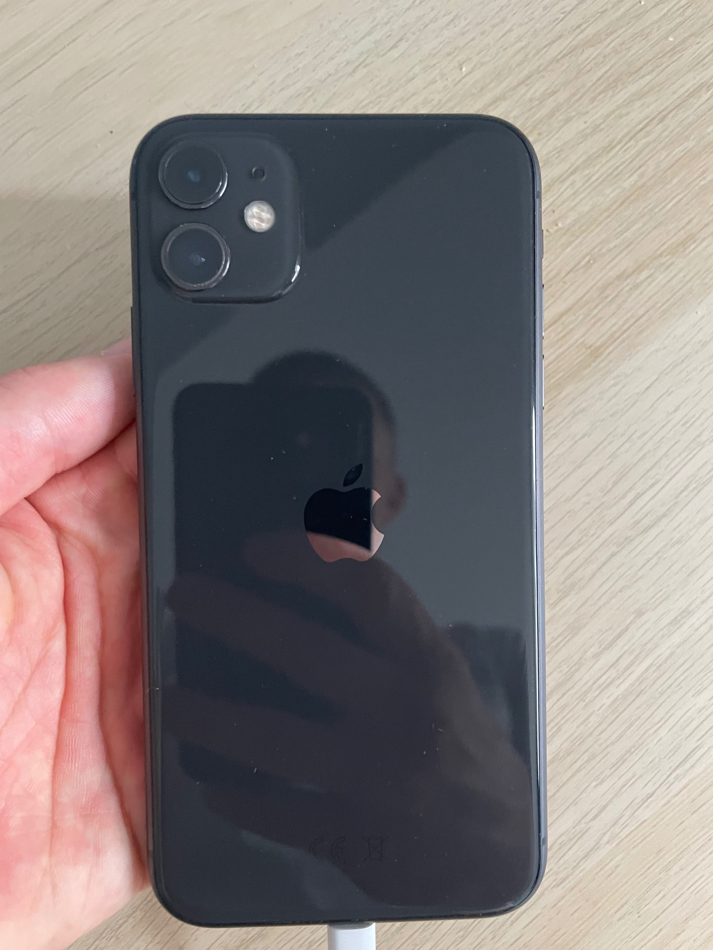 Sprzedam iPhone 11, 64 GB. W idealnym stanie, z pudełkiem.