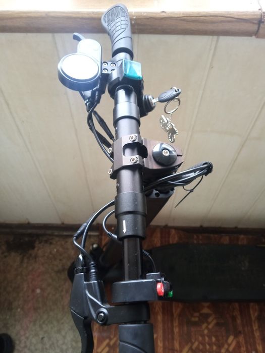 Продам Електросамокат із сидінням – в хорошому стані