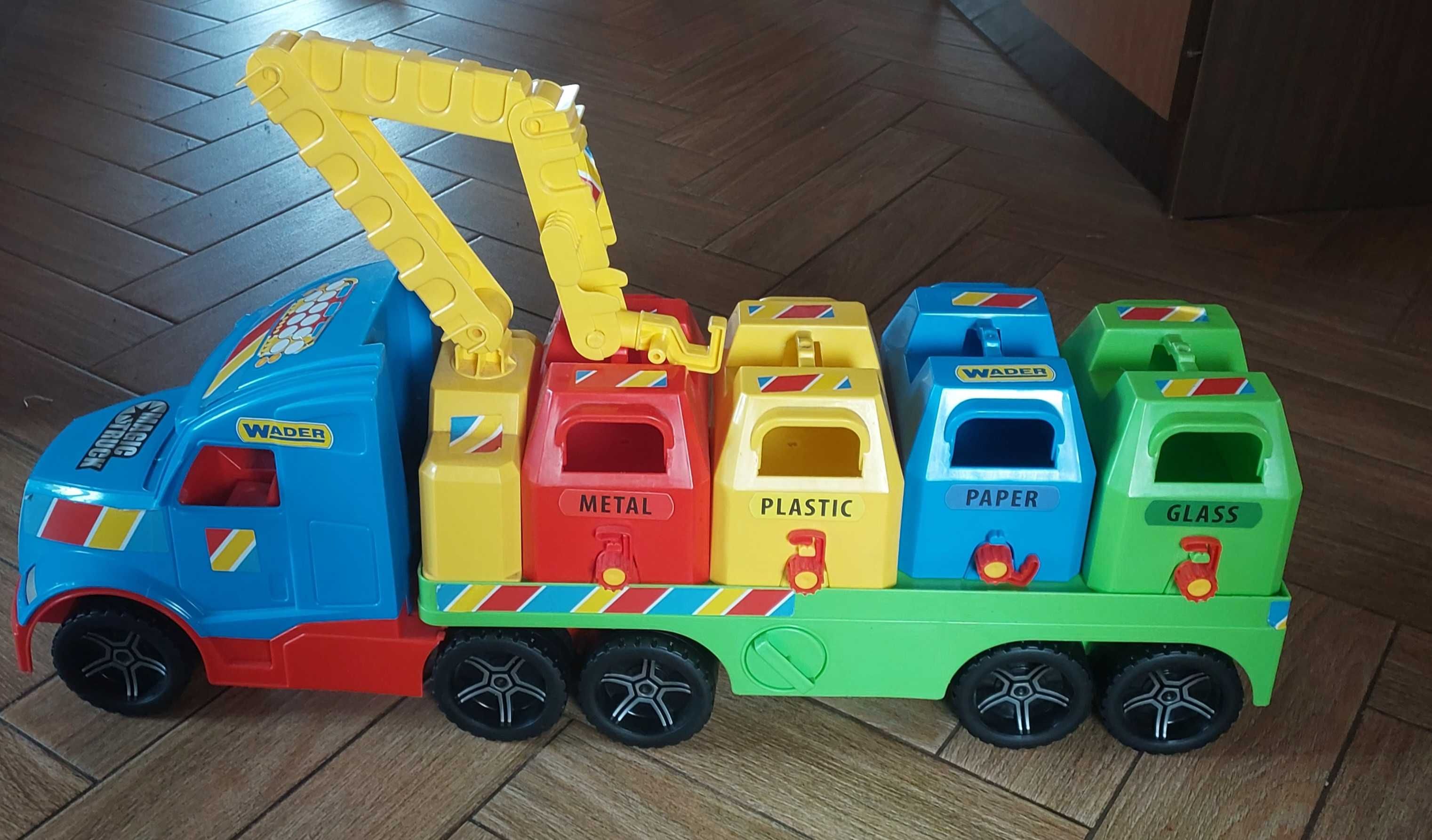 Śmieciarka firmy WADER z kontenerami