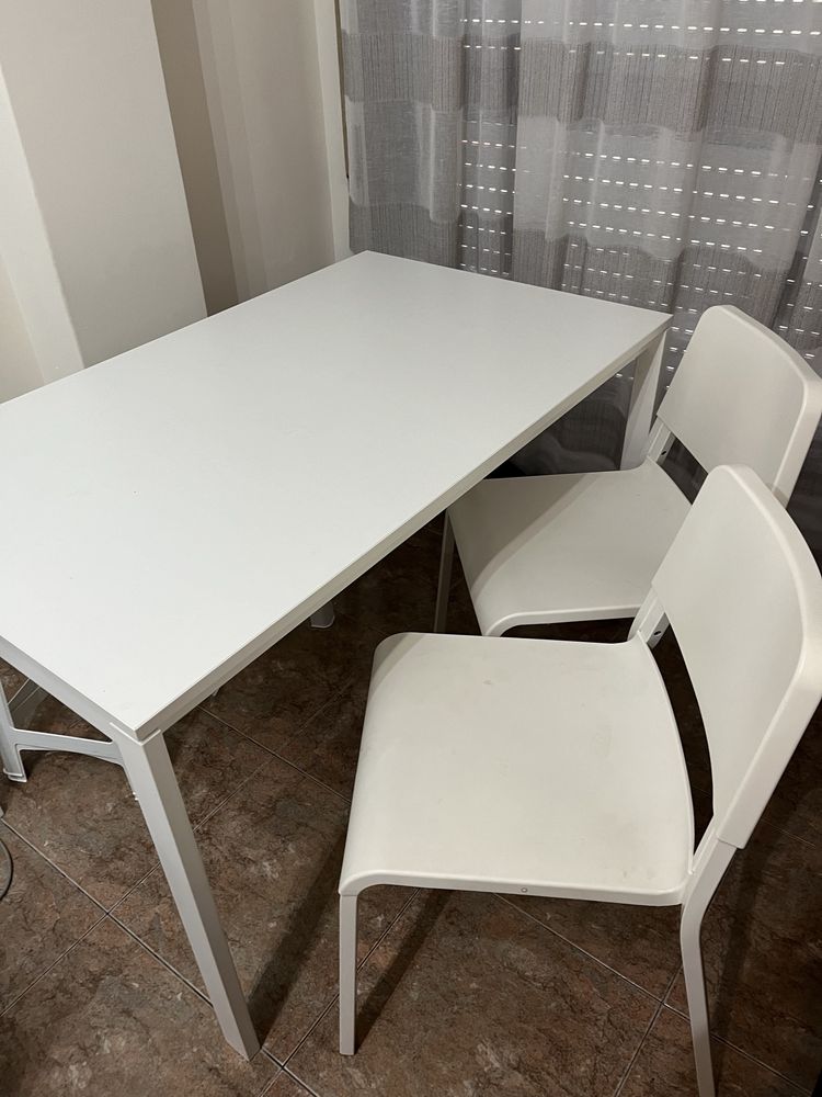 Mesa e 2 cadeiras usadas como novas