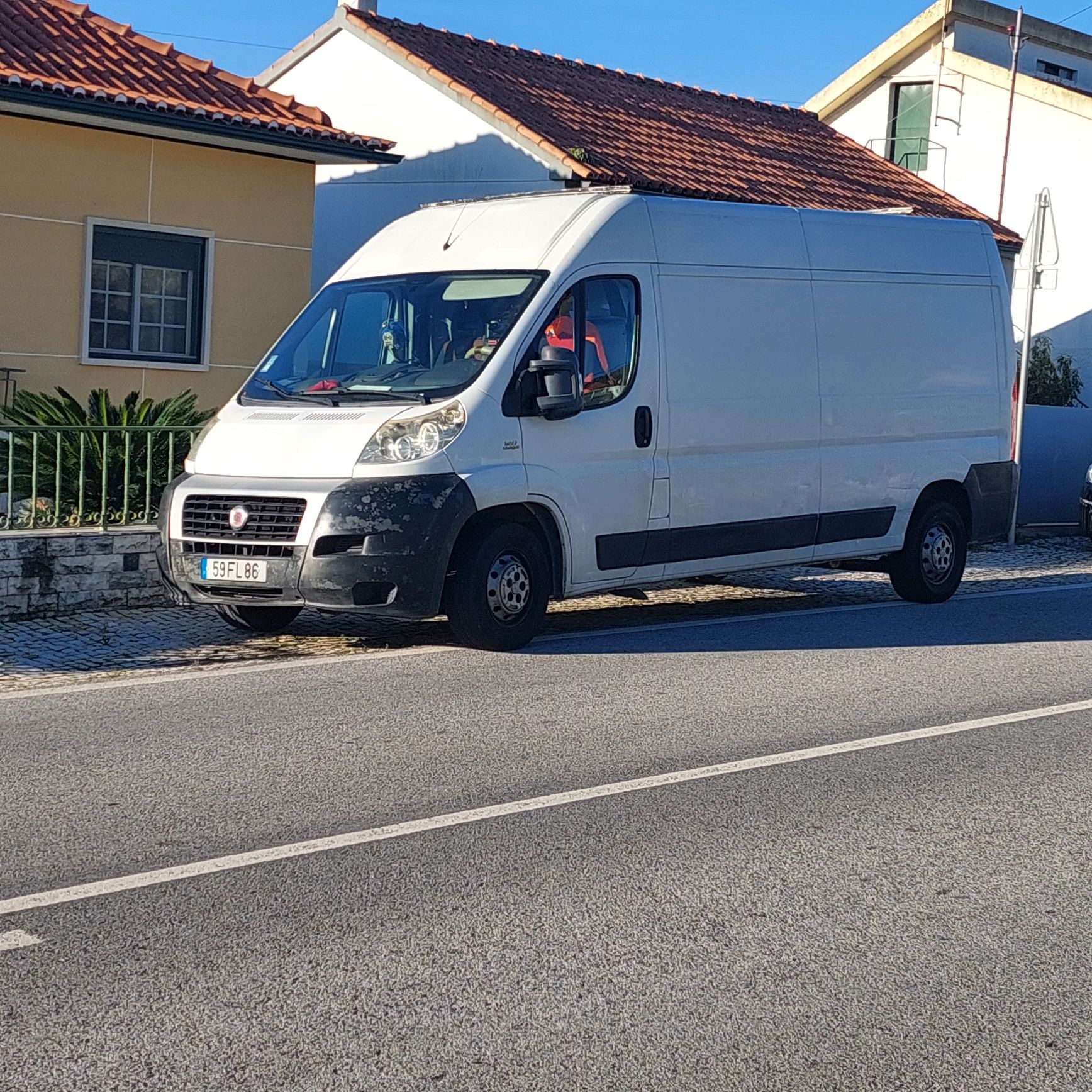 Modanças pequenas fretes carrinha com condutor