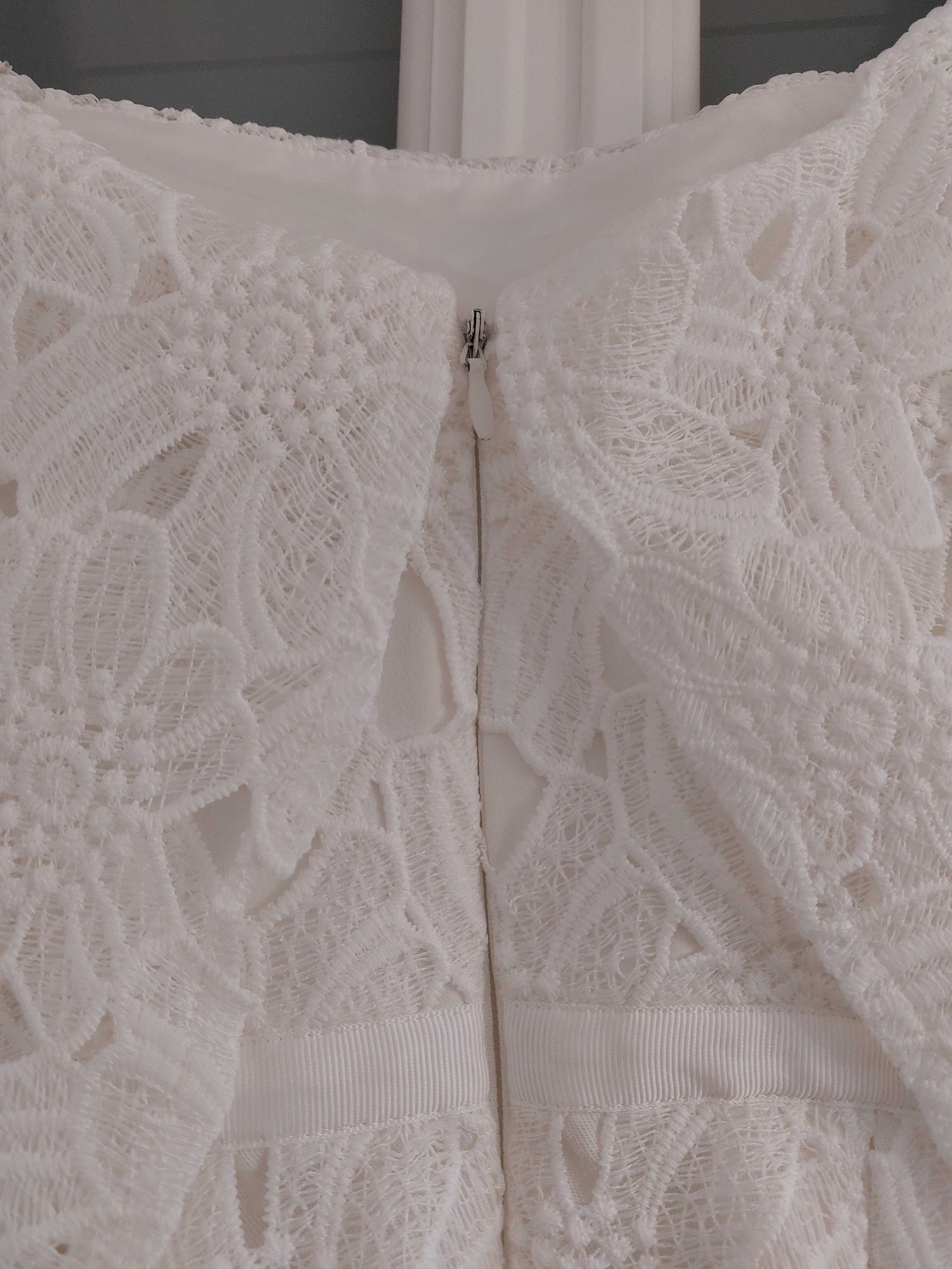 Biała suknia midi koronkowa, dekolt hiszpański z dużą falbaną - r. 42
