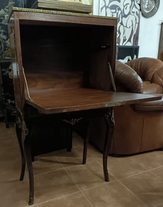 Móvel de estilo com ferragens