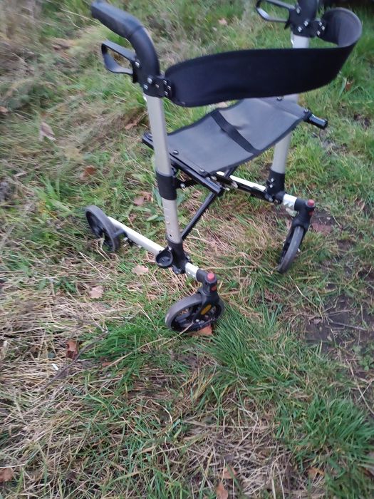 Balkonik rehabilitacyjny z siedziskiem i oparciem – składany, lekki mo