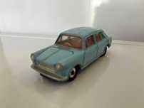140 Dinky Toys  Morris 1100 Saloon  light blue - esc.aprox.1:43