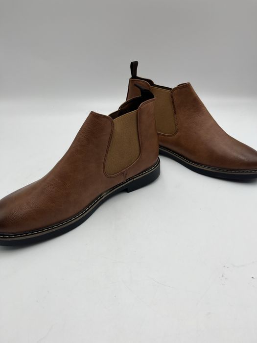 Męskie buty Chelsea Boots w kolorze klasycznego brązu.