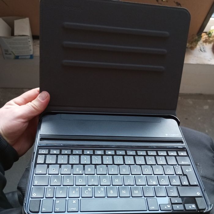 Sprzedam dwie klawiatury bezprzewodowe w bardzo dobrym stanie