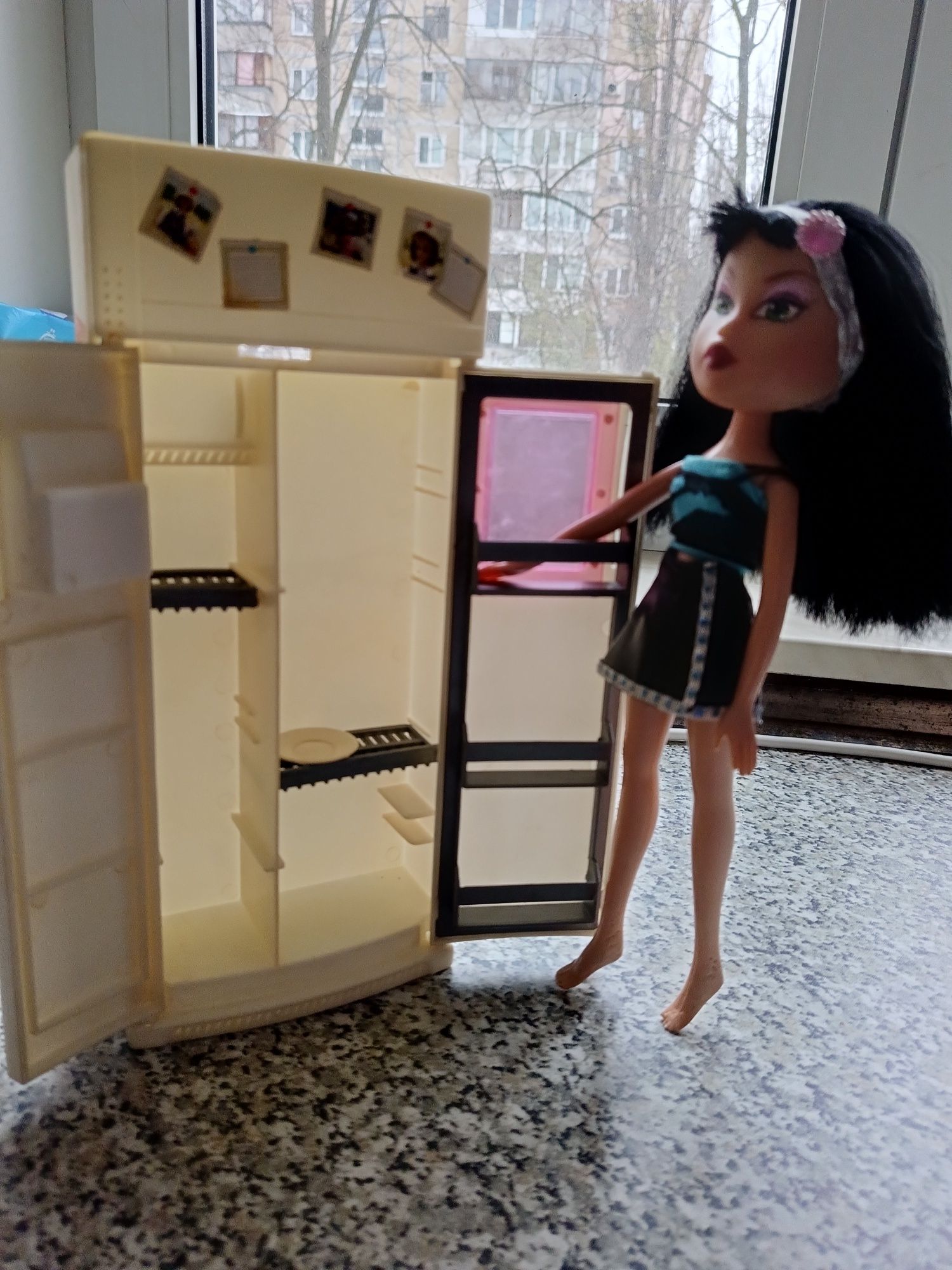 Лялька з холодильником