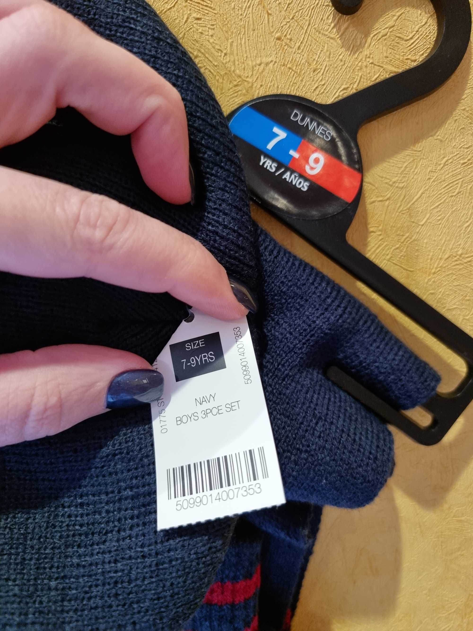 Продам новый комплект шапка, перчатки, шарф для мальчика