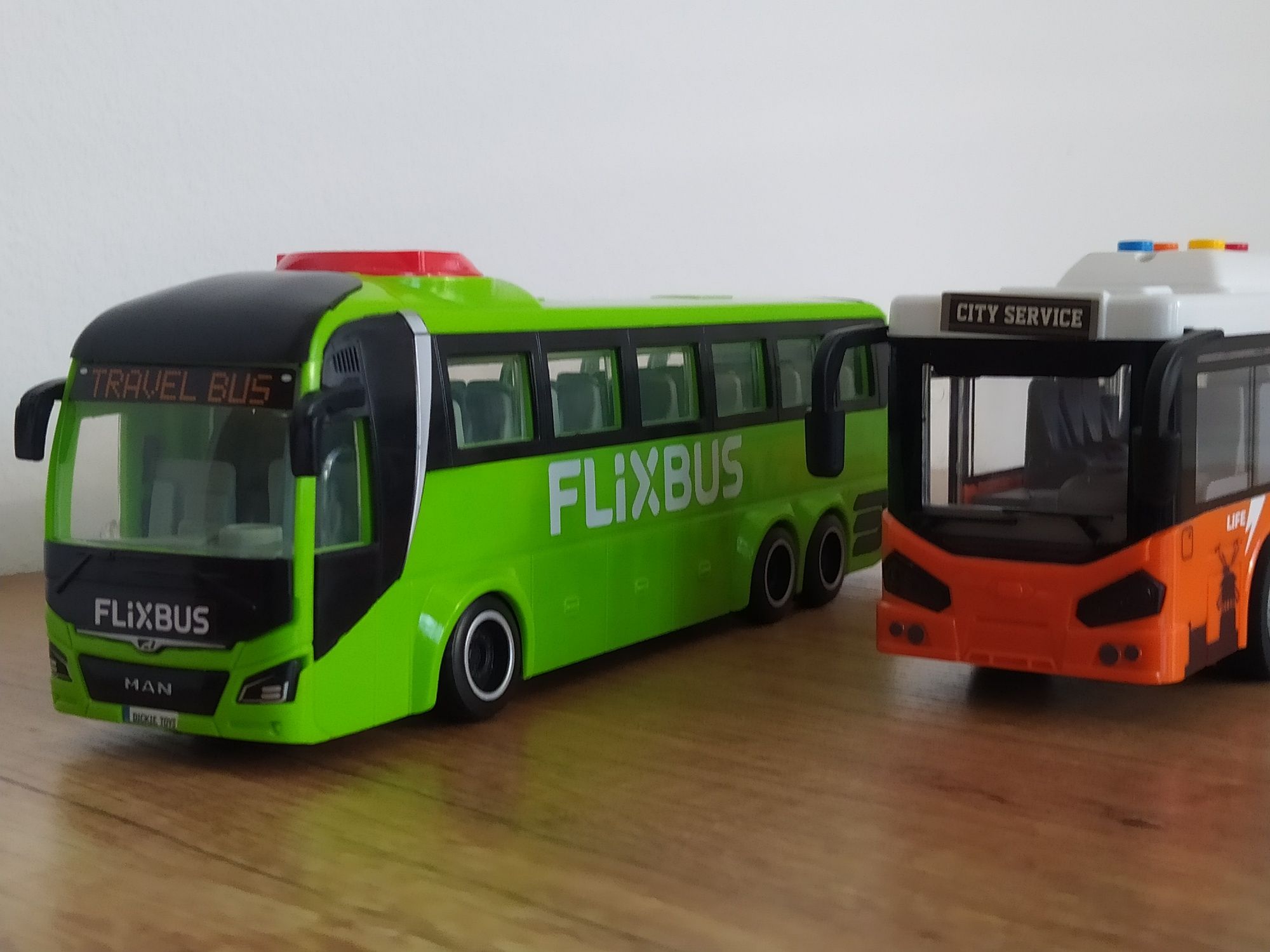 Autobusy zestaw FlixBus i autobus miejski że światem