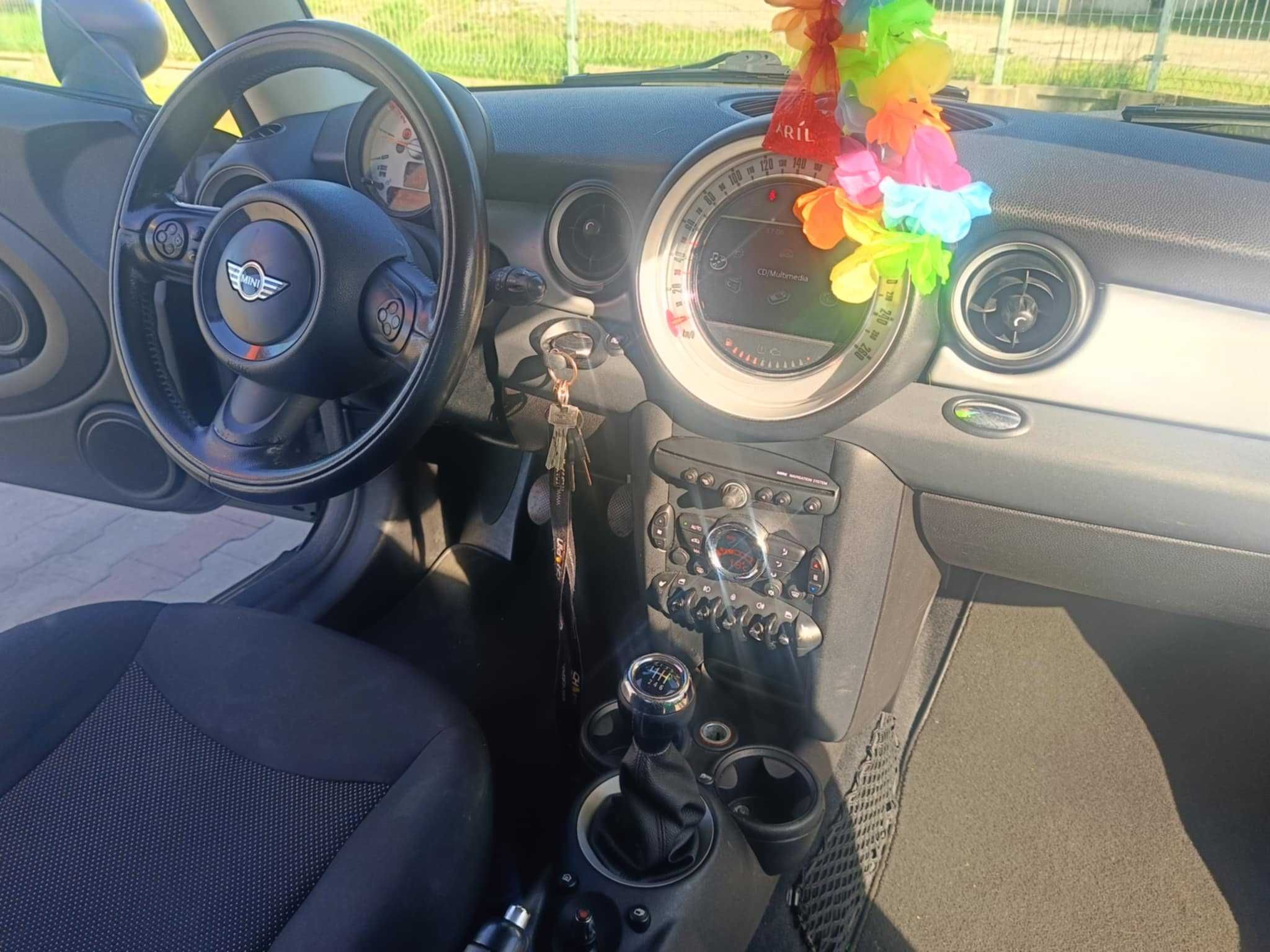 Samochód marki Mini Cooper bezwypadkowy