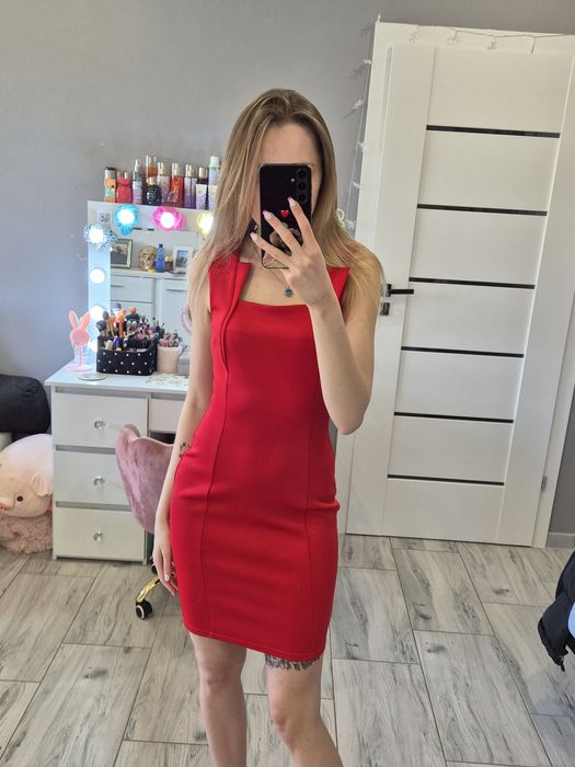 Krótka elegancka czerwona dopasowana sukienka