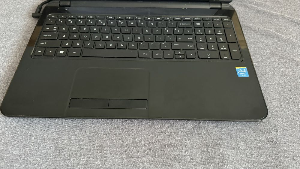 Laptop HP z ładowarką