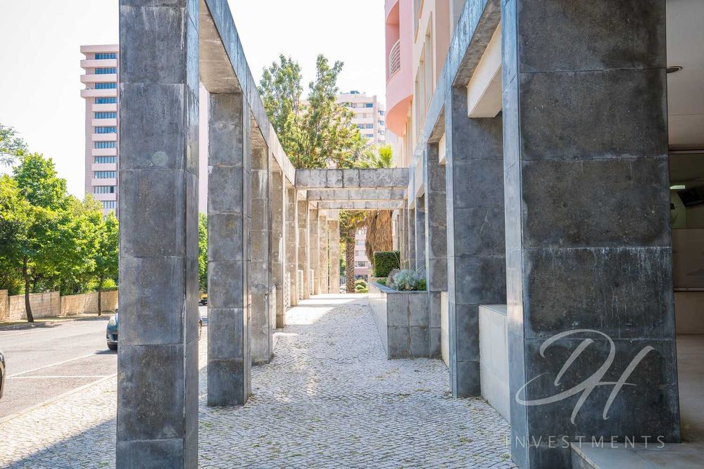 Escritorio com Garagem Laranjeiras em Lisboa