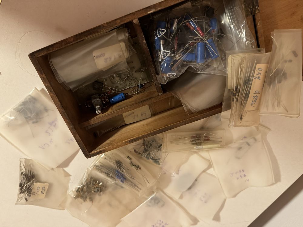 Pudełko ze starą elektroniką - transformatorki, przekaźniki itd.