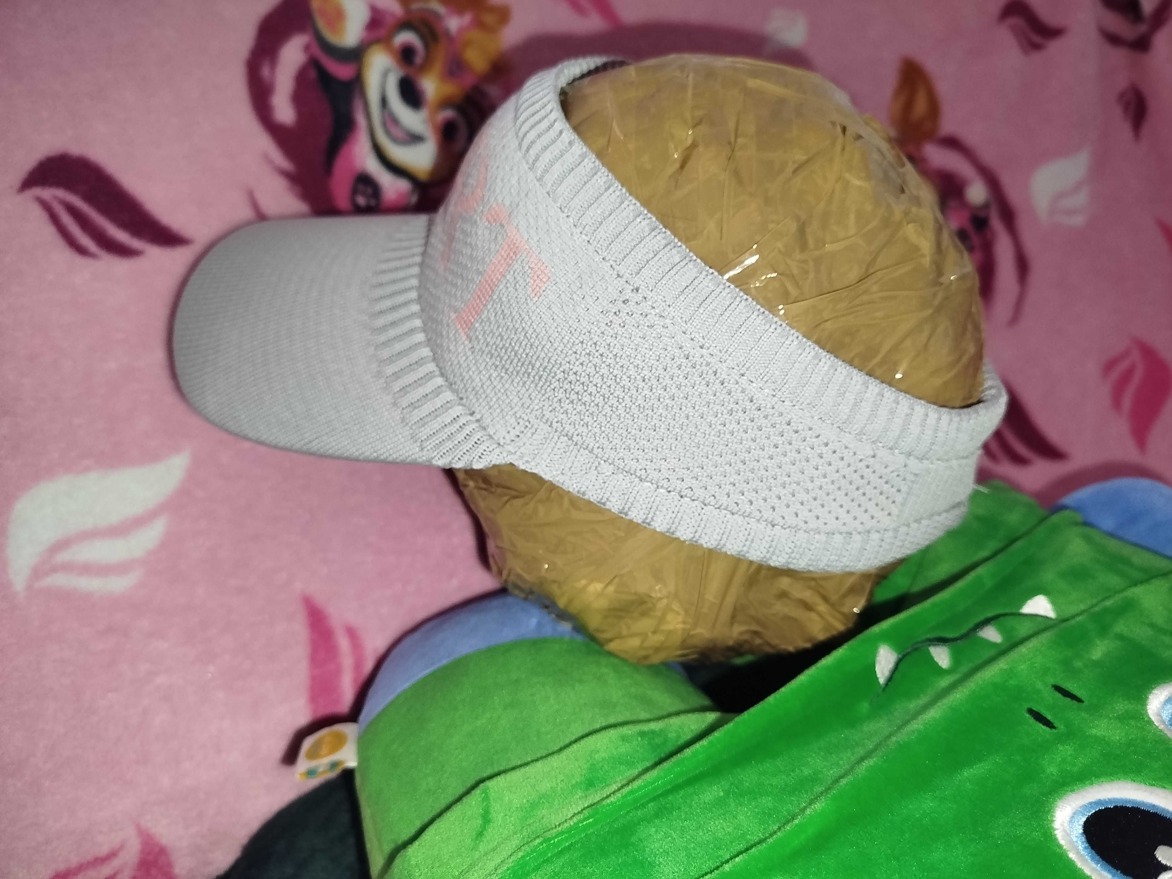 Czapka z daszkiem (bejsbolówka) z otworem na kucyk.