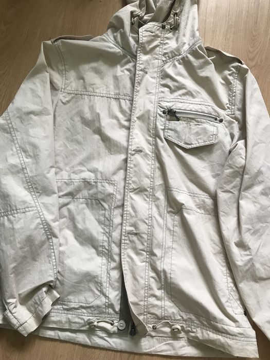 Beżowa kurtka przeciwdeszczowa