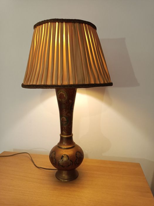 Lampa stojąca stolikowa  z mosiądzu z orientalnym ornamentem.