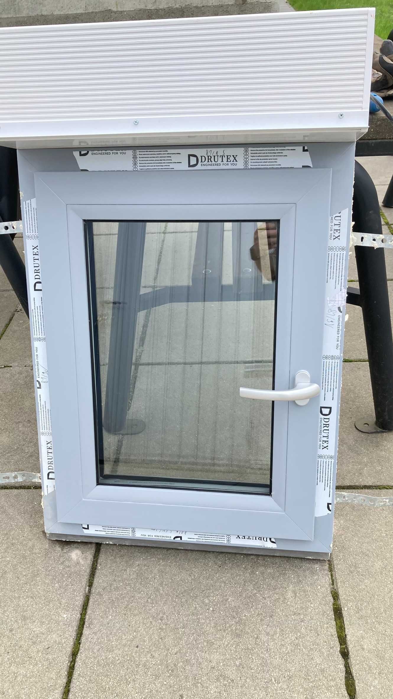 Okno z roletą elektryczną Drutex