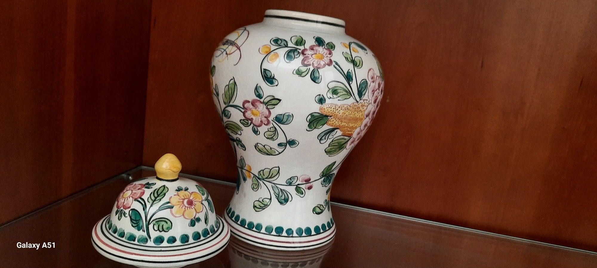 Vaso em cerâmica pintado à mão