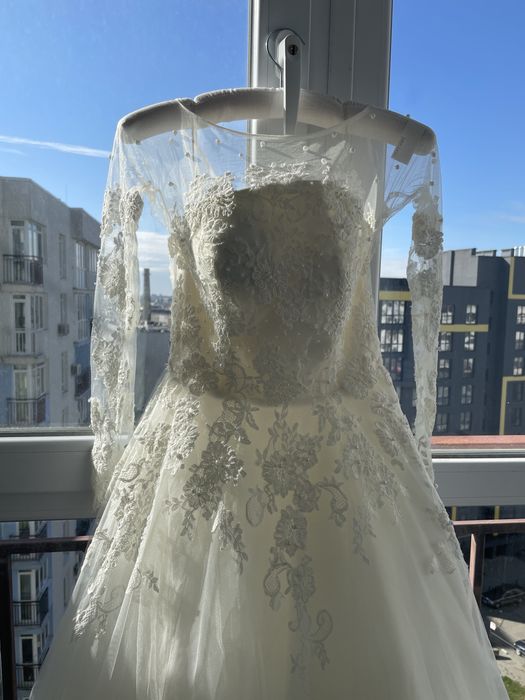 Весільна сукня з шлейфом