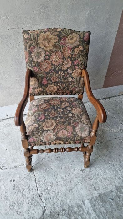 Fotel dębowy tapicerowany do biurka