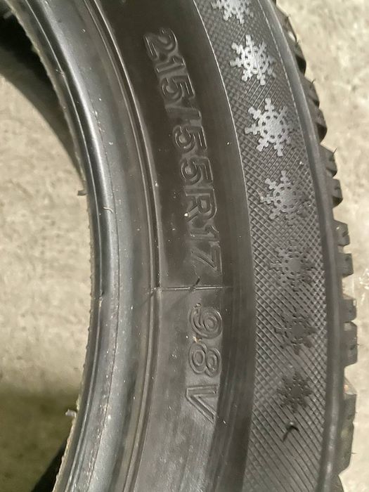Зимова резина 215/55 R17 в чудовому стані