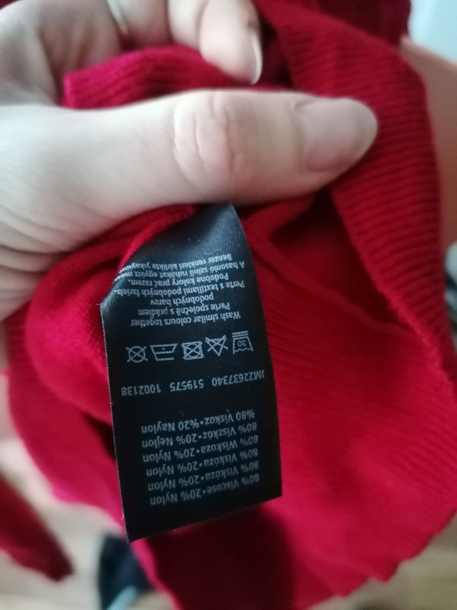 Cienki sweter zapinany na guziki wiskoza czerwień piękna