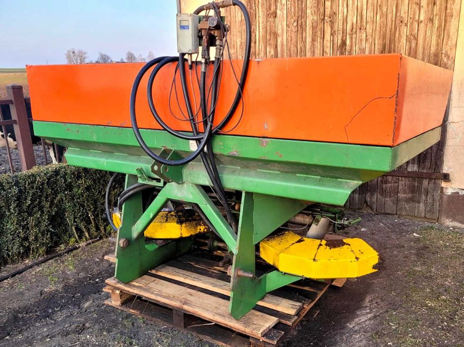 Rozsiewacz do nawozów Brzeg 1,5 t 21 m