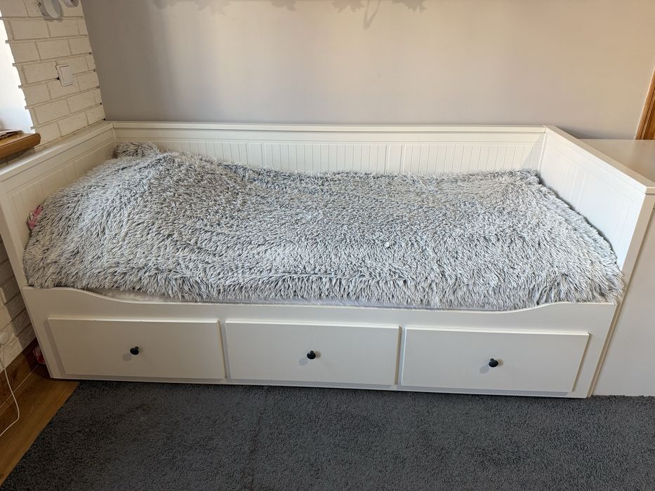 Sprzedam biale łóżko Ikea Hemnes wraz z materacami.