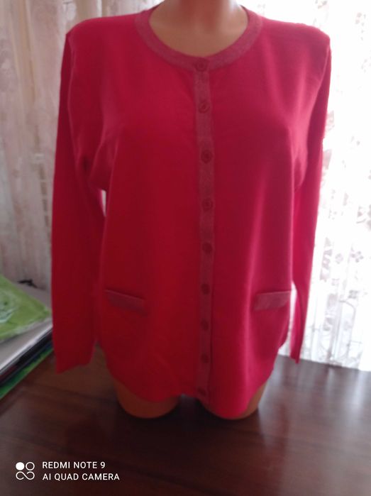 Duży ładny czerwony, damski sweterek z ozdobnym zapięciem.