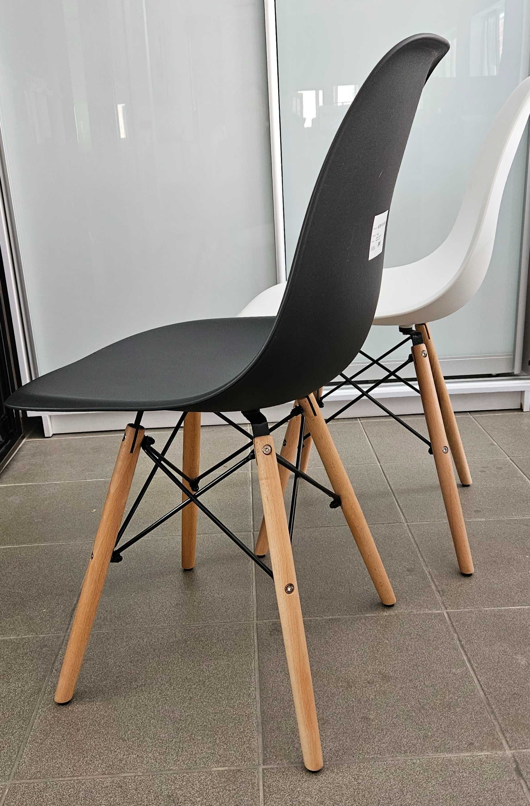 стілець (пластикове сидіння,дерев'яні ніжки)