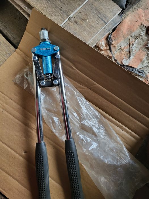 Заклепочний  пістолет